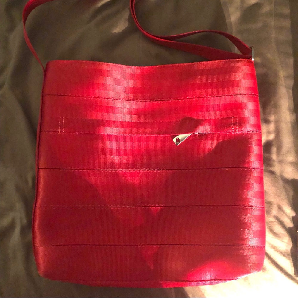 Harvey’s Streamline Crossbody (Red)